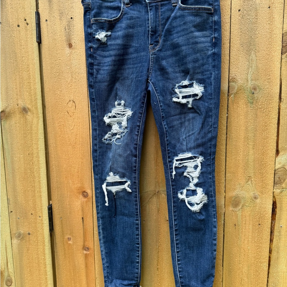 American Eagle Outfitters Skinny Blue Jeans with Distressed Detailing